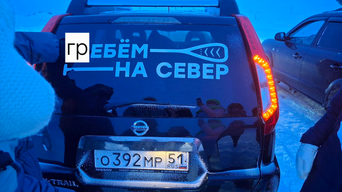 Чтобы Дзен меня не забанил, дописала закрытые ладошкой буквы. Но при наличии снега и заботливой работой дворника, оно читается ровно так, как вы поняли :)