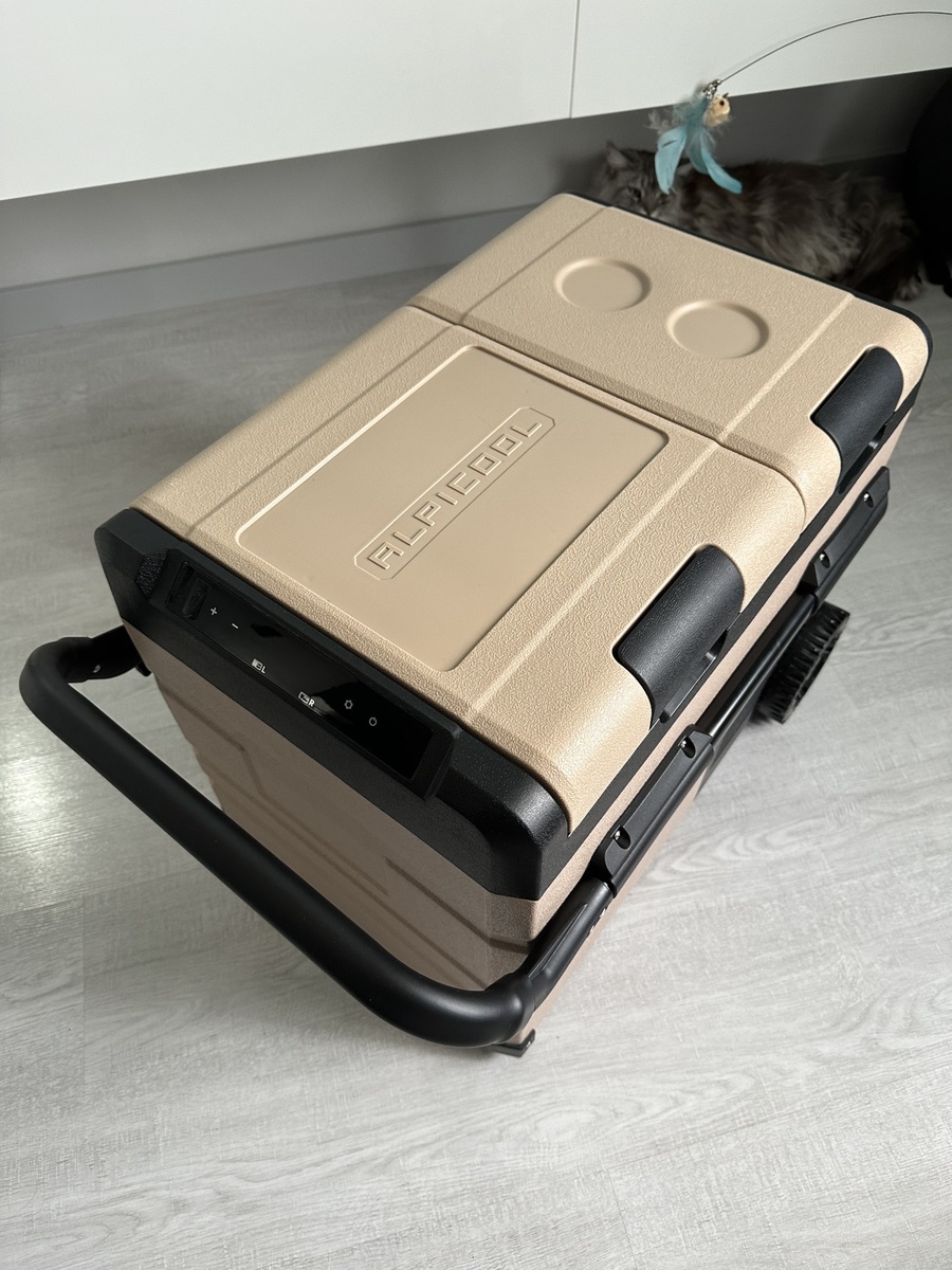 Корпус из прочного пластика, можно использовать в качестве стула или мини стола. Выдерживает нагрузку до 200кг.