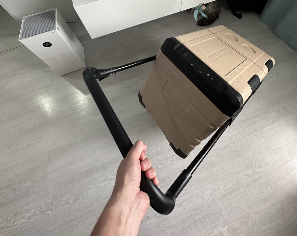 Имеется выдвижная ручка и колеса для удобства перемещения.