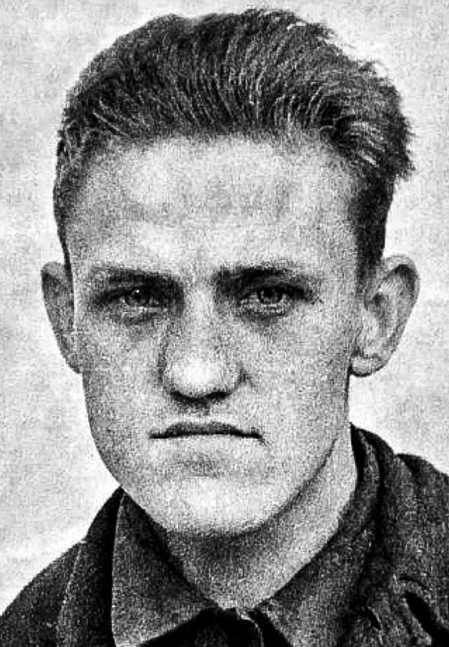 Юношеское фото Адольфа Толкачёва.