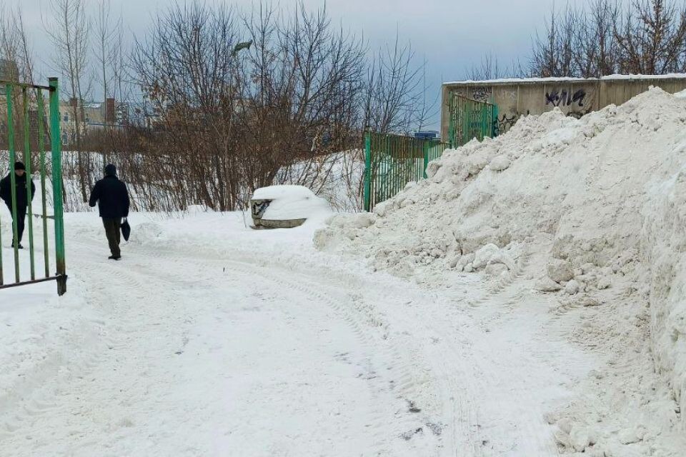    Вход в парк без бетонных блоков и горами снега на территории ТРЦ. Источник: "Толк"