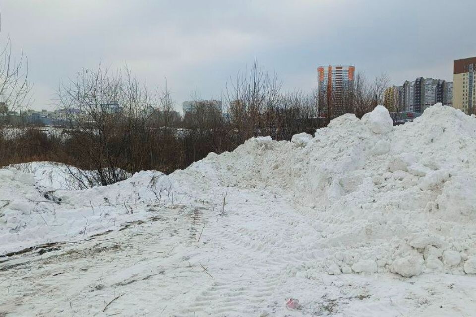    Несанкционированное складирование снега на территории будущего парка. Источник: "Толк"