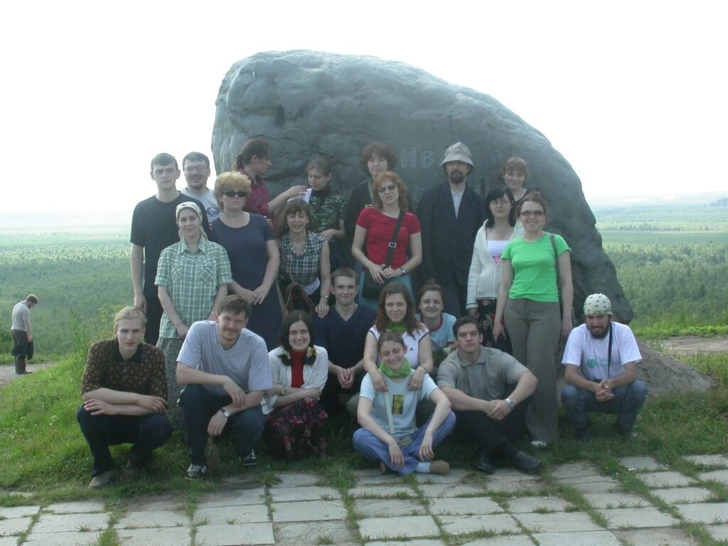    Миссионерская поездка Татьянинского храма МГУ в Костромскую область, 13-14 июля 2003 года. Верхний ряд: пятая слева — Наталья Довгаль, шестой слева — протоиерей Максим Козлов; второй ряд сверху: третья слева — Любовь Макарова, четвёртая слева — Екатерина Дубосарская; третий ряд сверху: вторая слева — Елена Дятлова, четвёртая слева — Юлиана Годик.