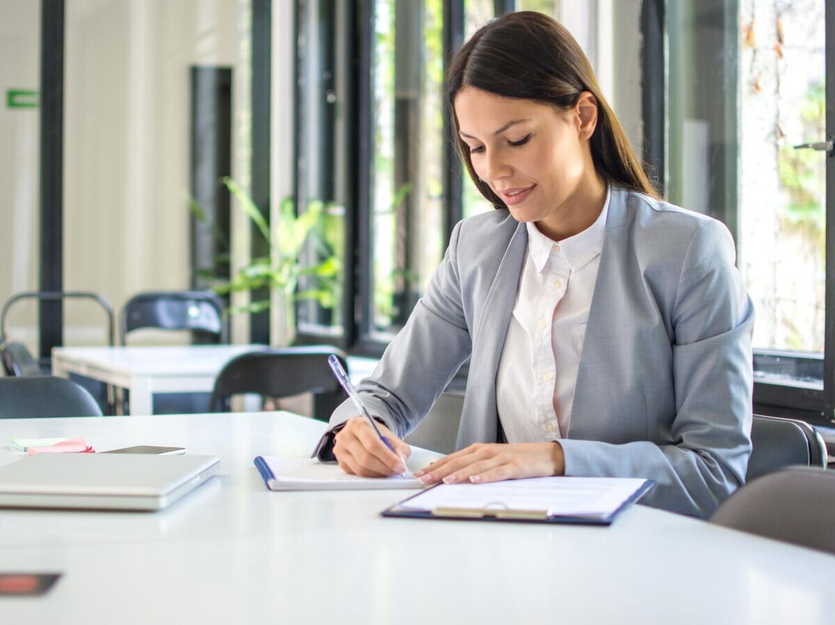    Девушка во время работы в офисе© iStock.com / Bojan89