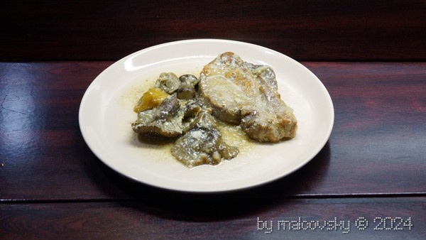 Свинина с опятами в сливочном соусе