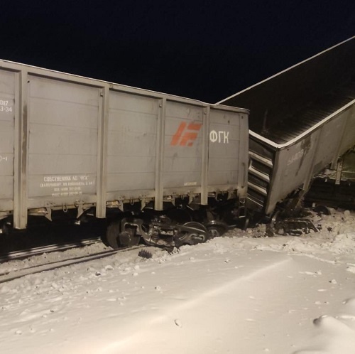 22 порожних вагона грузового поезда сошли с рельсов в Республике Бурятия на станции Ангаракан, нарушен габарит пути и повреждена контактная сеть. Как сообщили в пресс-службе Восточного межрегионального СУТ СК России, возбуждено уголовное дело по факту нарушения правил безопасности движения и эксплуатации железнодорожного транспорта.