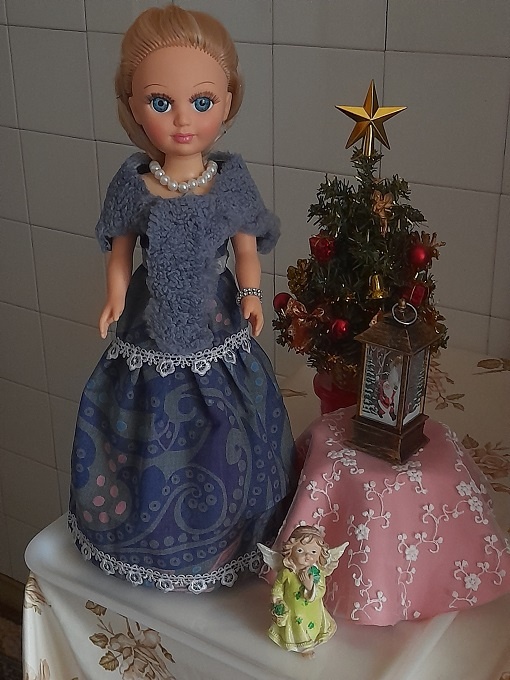 "Завернувшись в Святки". Домашнее платье для куклы Анастасии. Январь, 2025. 