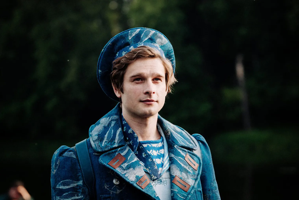 Ваня - импозантный, но одет так, будто матросскую форму для него рисовал искусственный интеллект. 