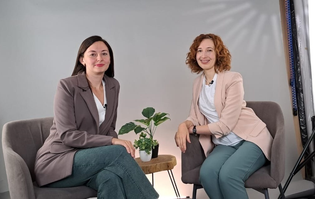 Надежда Зильберман (справа) на съемках интервью про педагогический дизайн с сотрудницей ИДО Кристиной Яковлевой