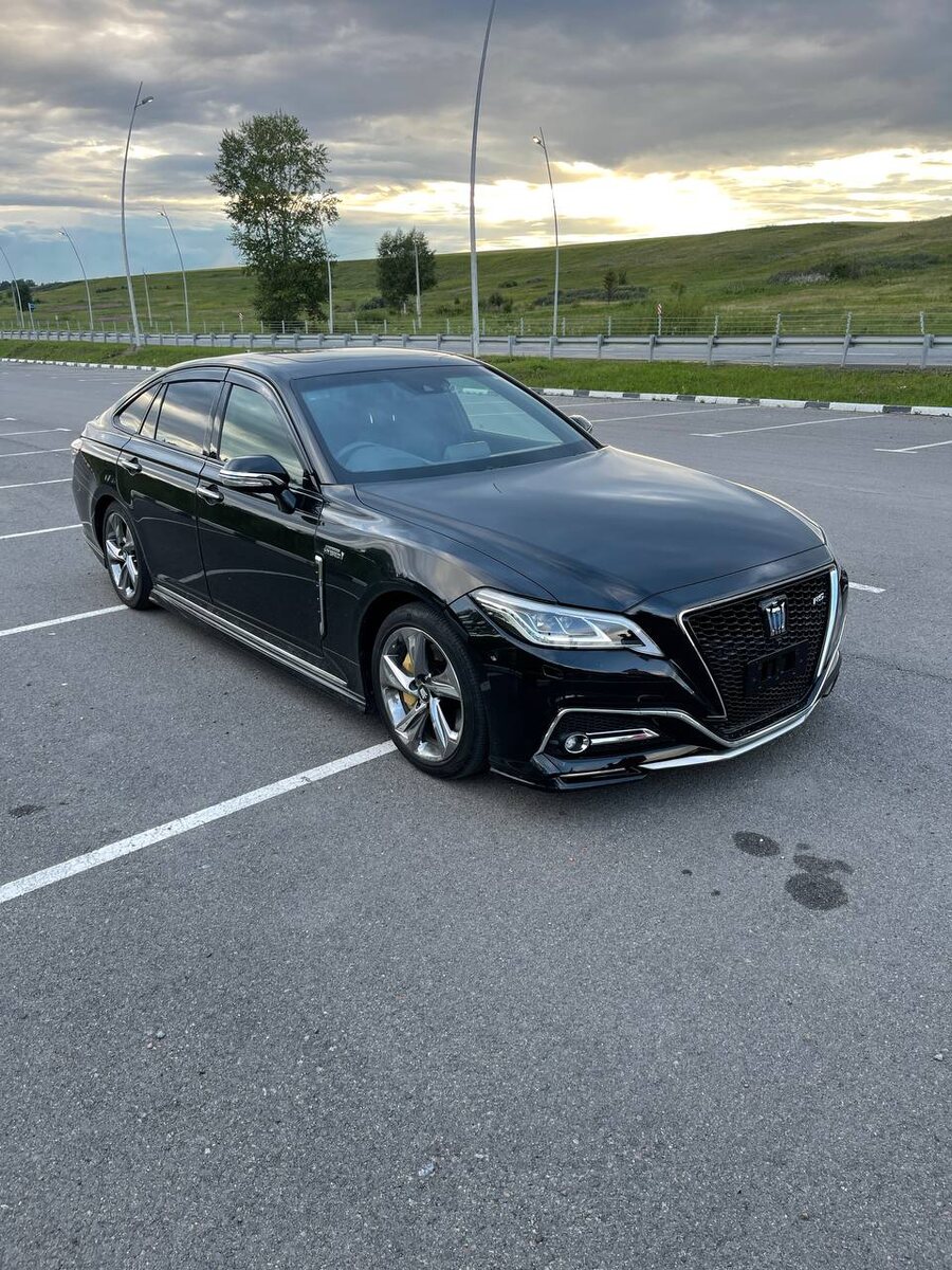 TOYOTA хорошо потрудились над дизайном CROWN поэтому он получился хорошо. В данном TOYOTA CROWN стали лучше тормоза, фанатов и критиков данной модели CROWN хватает с годами данный кузов растёт в цене. 