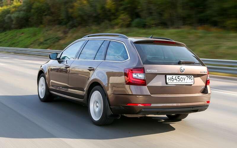    Skoda Octavia даже в десятилетнем возрасте ведет себя образцово показательно на любой скорости. Вот что MQB животворящая делает!