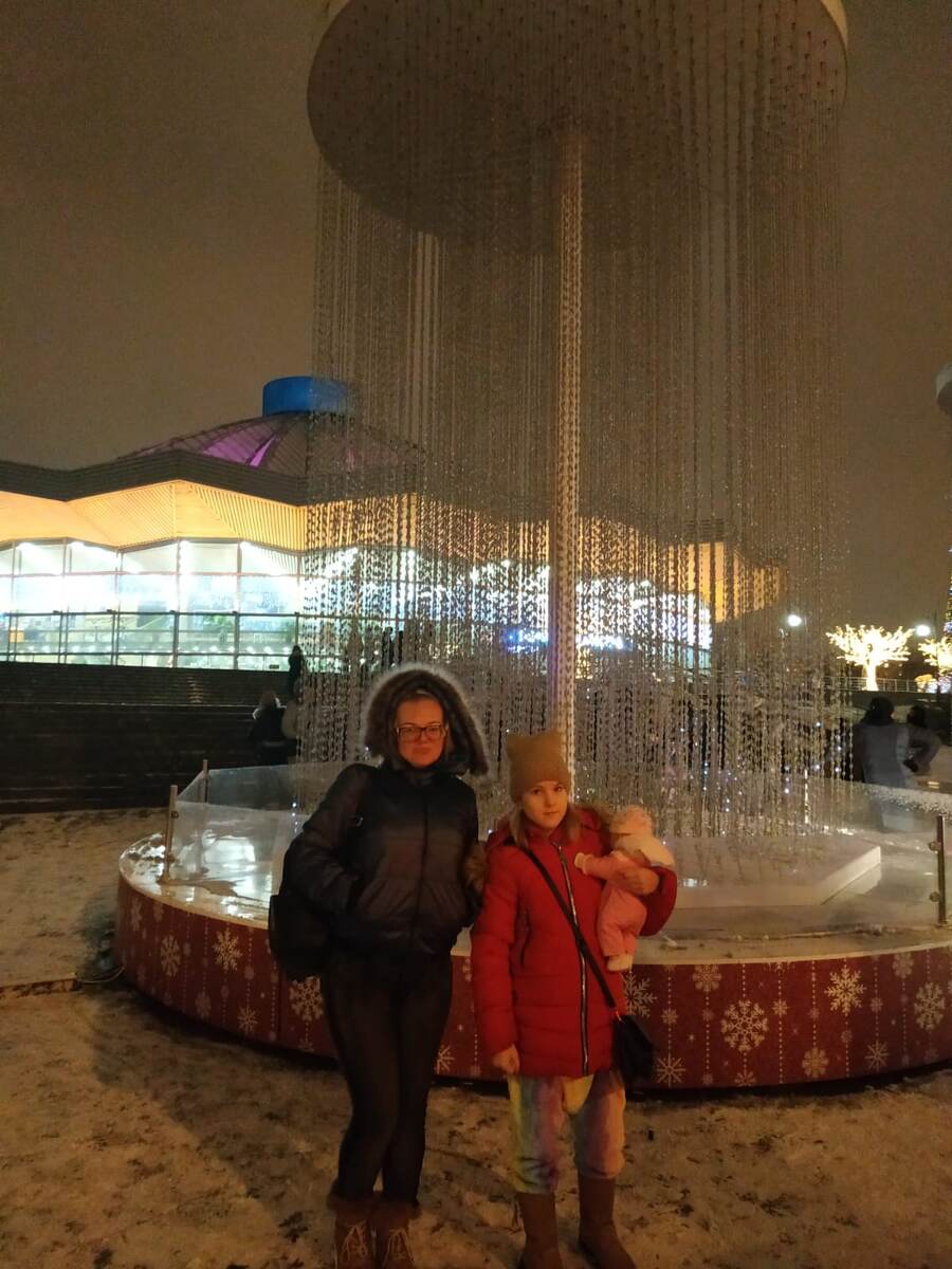 Фотография была сделана пять лет назад. В один из дней новогодних праздников, мы поехали в Москву на ëлку. Тогда у нас ещё машина была и мы на машине ездили. 