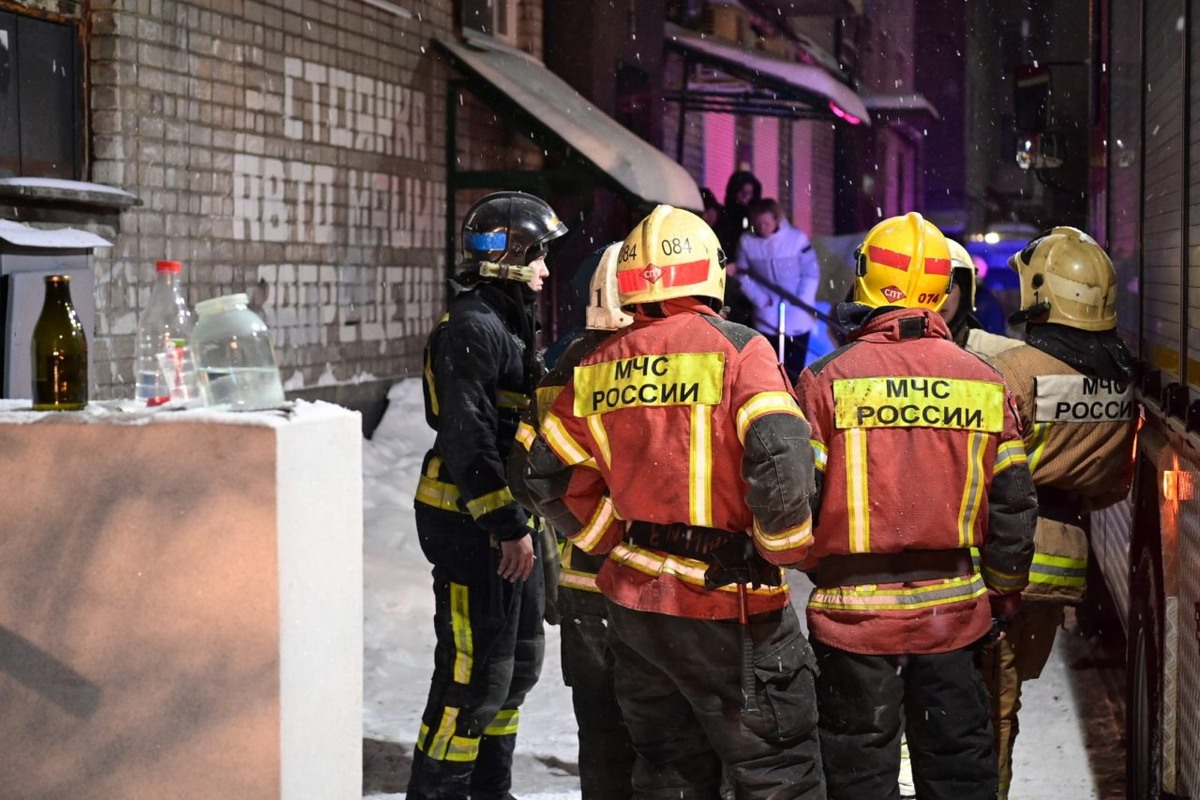    Премьер-министр Карелии и глава Петрозаводска прибыли на место ЧП с бытовым газом в жилом доме. Фото: "Республика" / Сергей Юдин