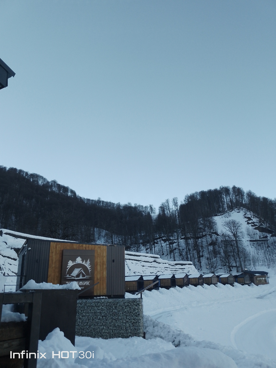 На фото домики - глэмпинг, что сейчас все более актуально