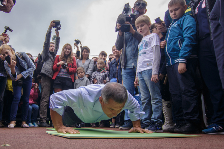    Рустам Минниханов во время сдачи норматива ГТО.   
Фото: «БИЗНЕС Online»