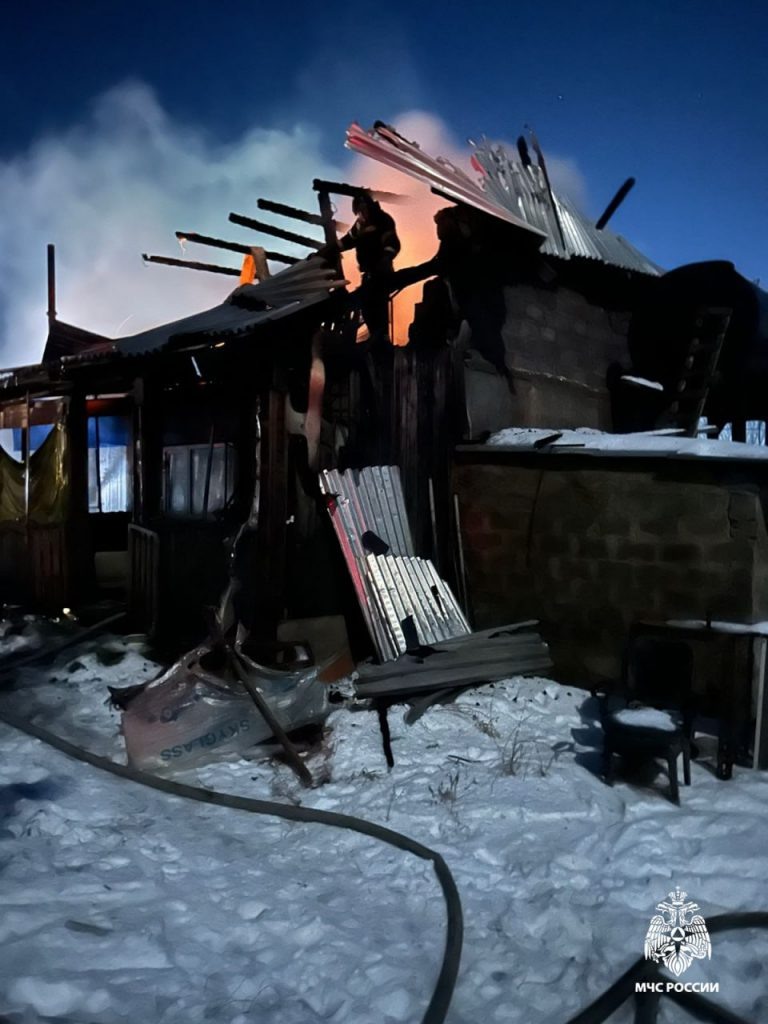    В СНТ Мичуринец под Оренбургом сгорели дачный дом и баня Оренбуржье