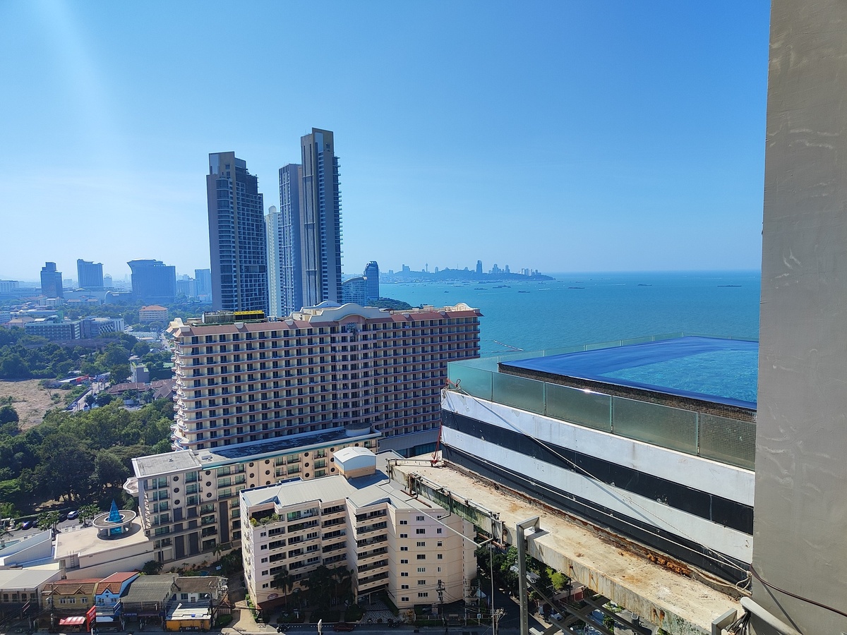 Бассейн в кондо на 23 этаже и вид из него.