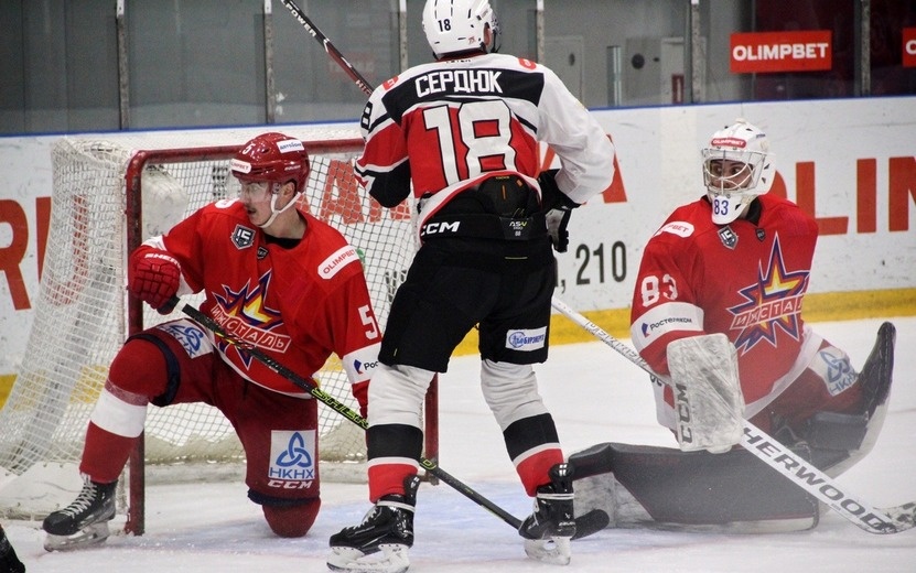    Хоккейная «Ижсталь» крупно проиграла новокузнецкому «Металлургу»