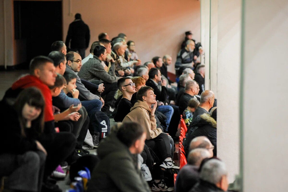 И снова – до отказа заполненные трибуны спортзала «Юность» активно поддерждивали свою команду