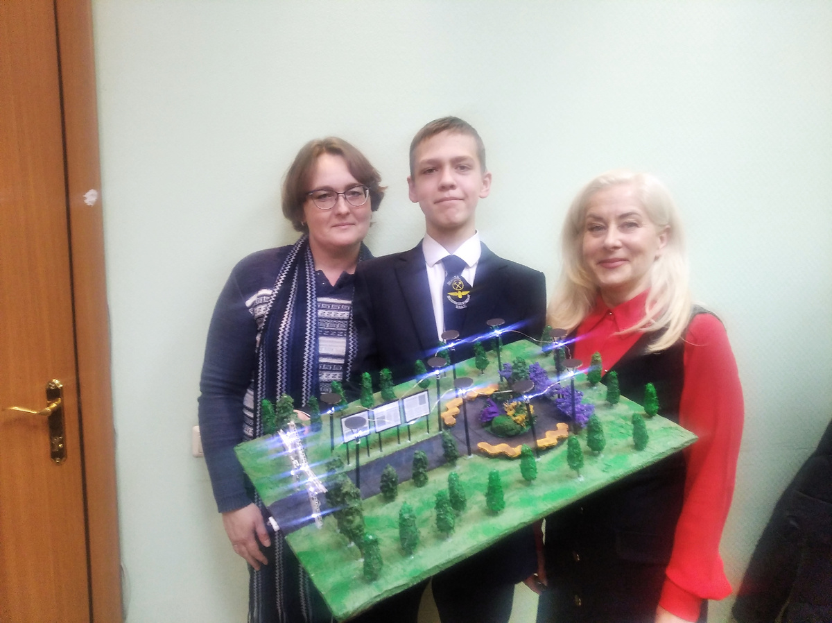 Руслан Бакиров, его мама Ольга Александровна (слева) и директор школы
№17 Ирина Маршалова представили на суд общественников макет сквера
им.Н.Катина