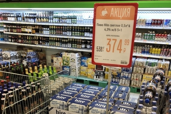 Корейские алкогольные напитки продаются в супермаркете во Владивостоке, Россия (HiteJinro)