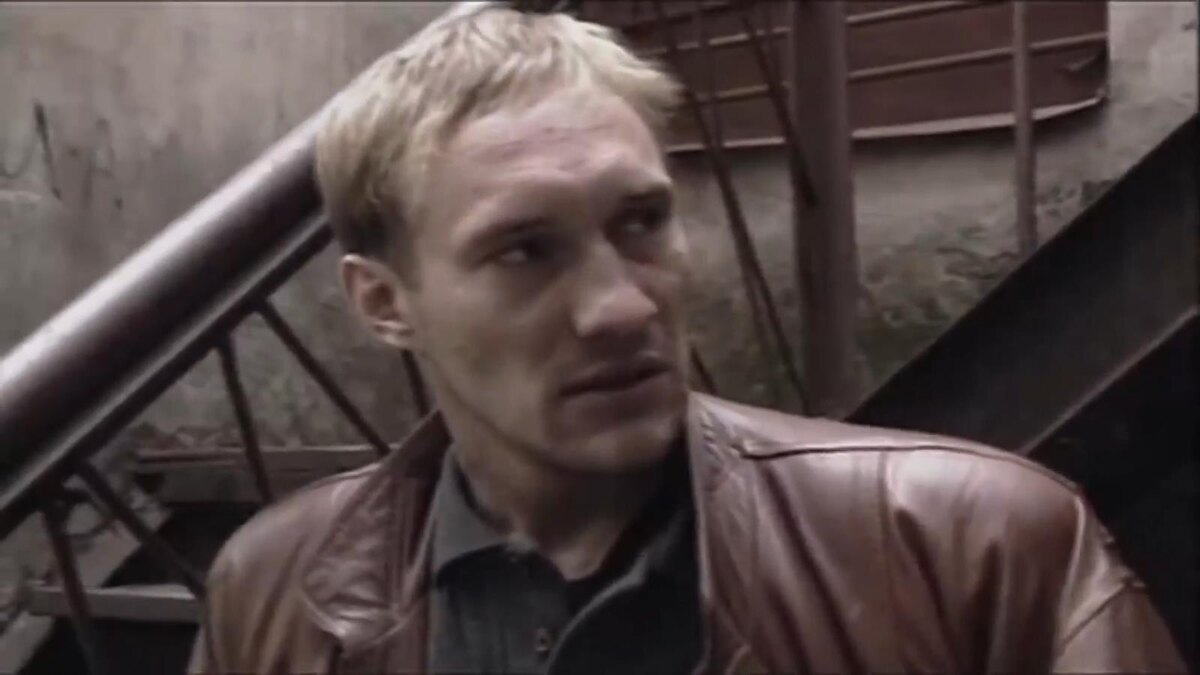    Евгений Сидихин в фильме "Русский транзит". Кадр из телефильма "Русский транзит" (1994, режиссёр Виктор Титов, "Ленфильм")