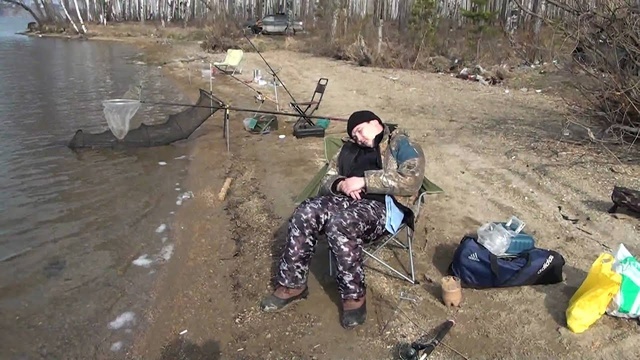 Рыбаки и мусор вдоль реки.