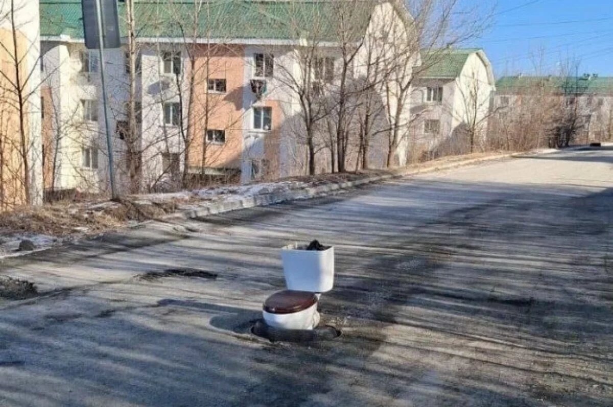    В приморском Артеме с дороги убран унитаз, который закрывал открытый люк
