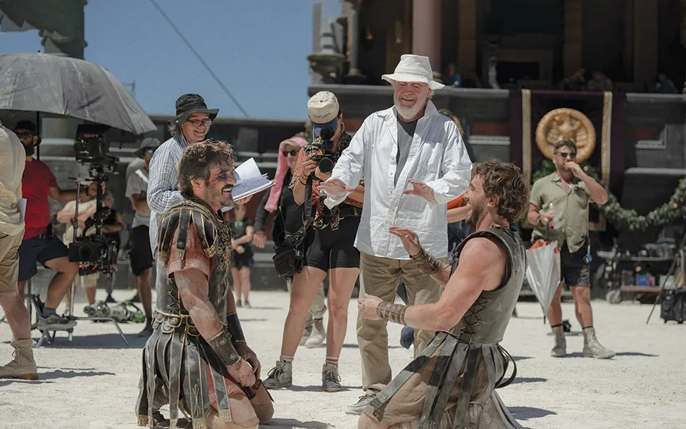 Ридли Скотт, Пол Мескал и Педро Паскаль на съёмочной площадке фильма «Гладиатор 2»