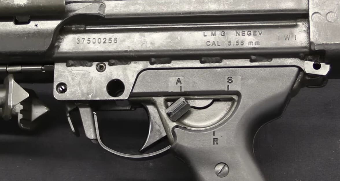 Переключатель выбора редима ведения огня.