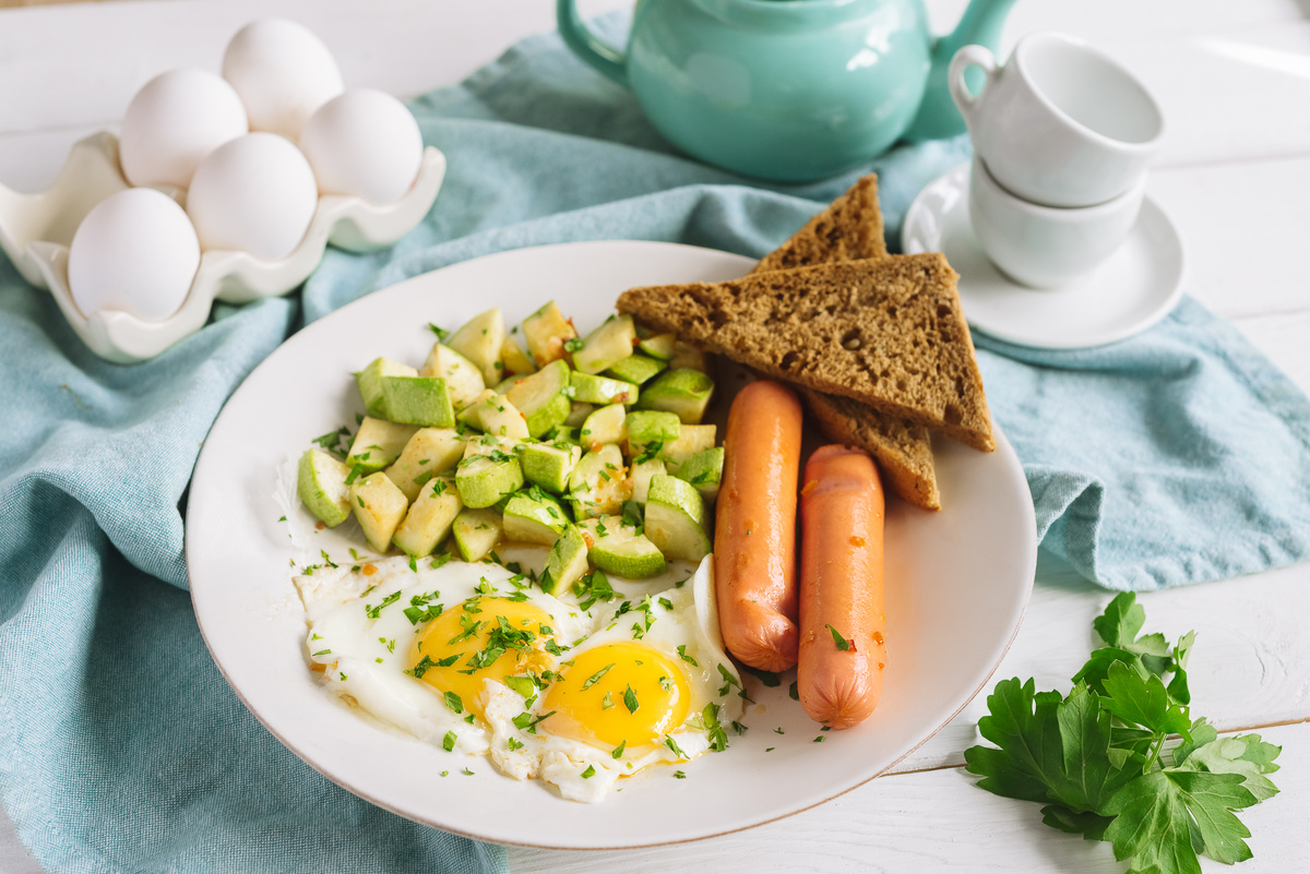 Глазунья с кабачками, сосисками и бородинским хлебом