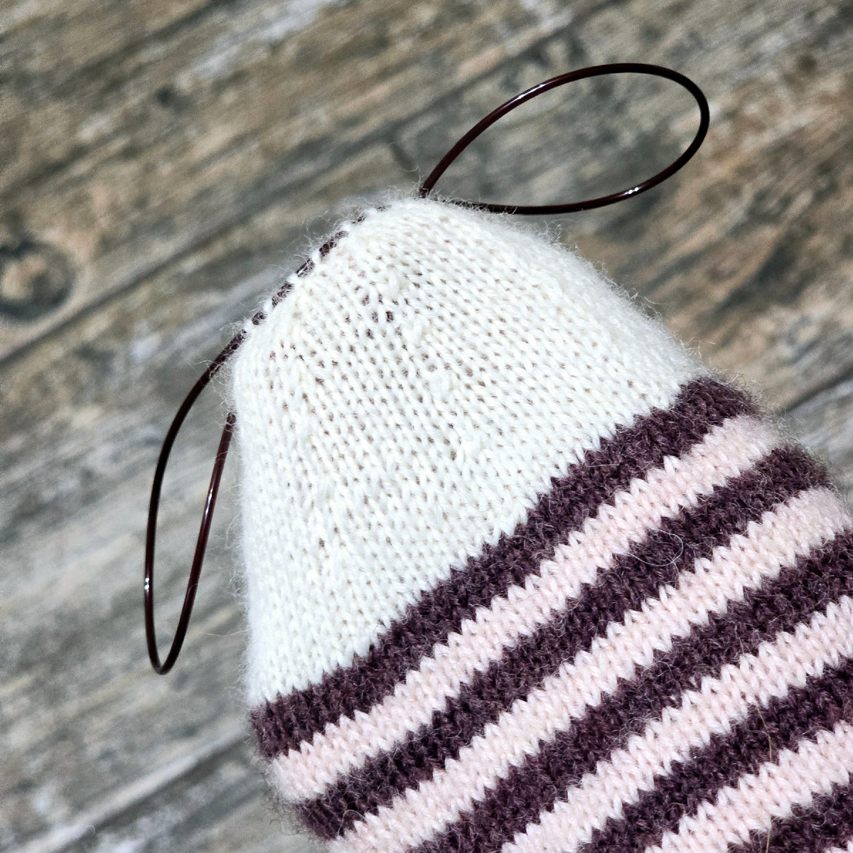 Пробный вариант мыска звёздочка. Если стянуть оставшиеся от убавок петли, совсем он куцый получится 