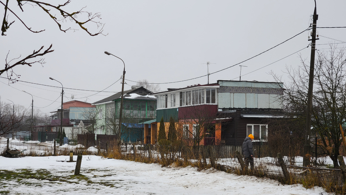 Общий вид одного из проездов посёлка. Фото автора