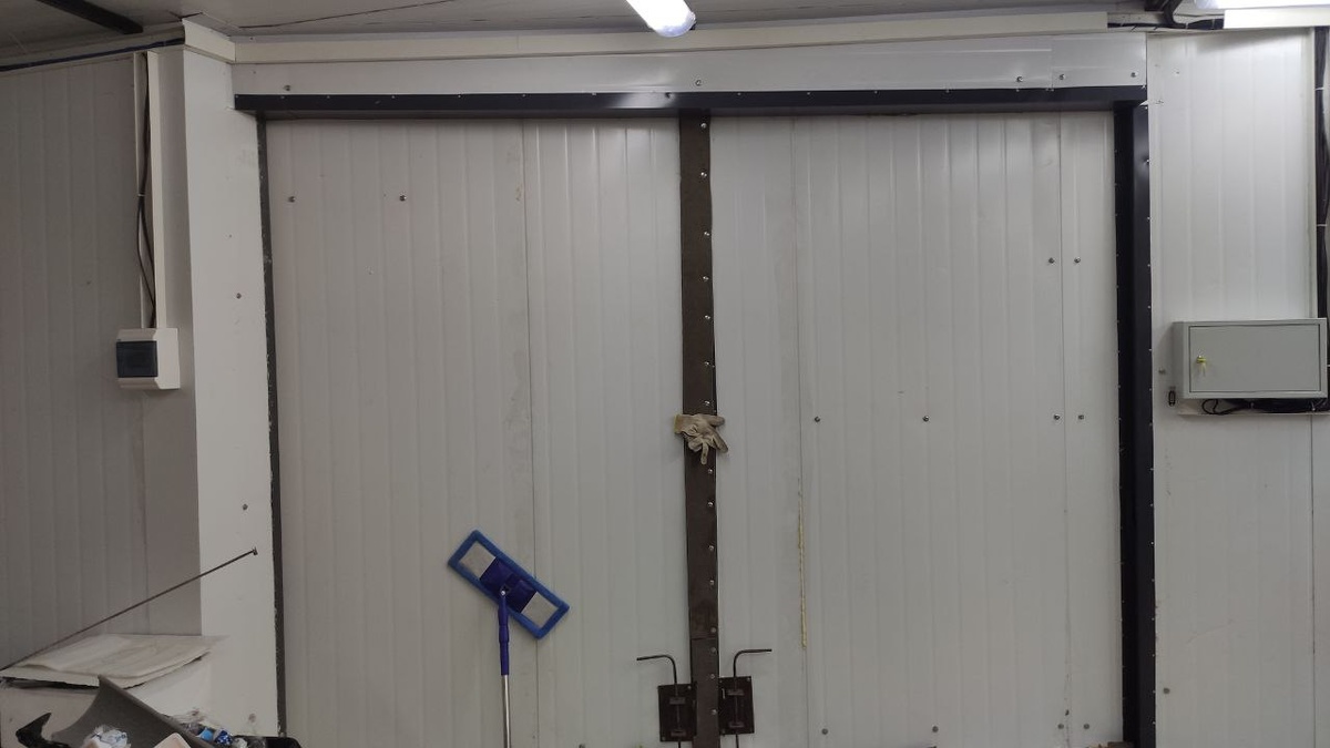 Ворота мастерской.