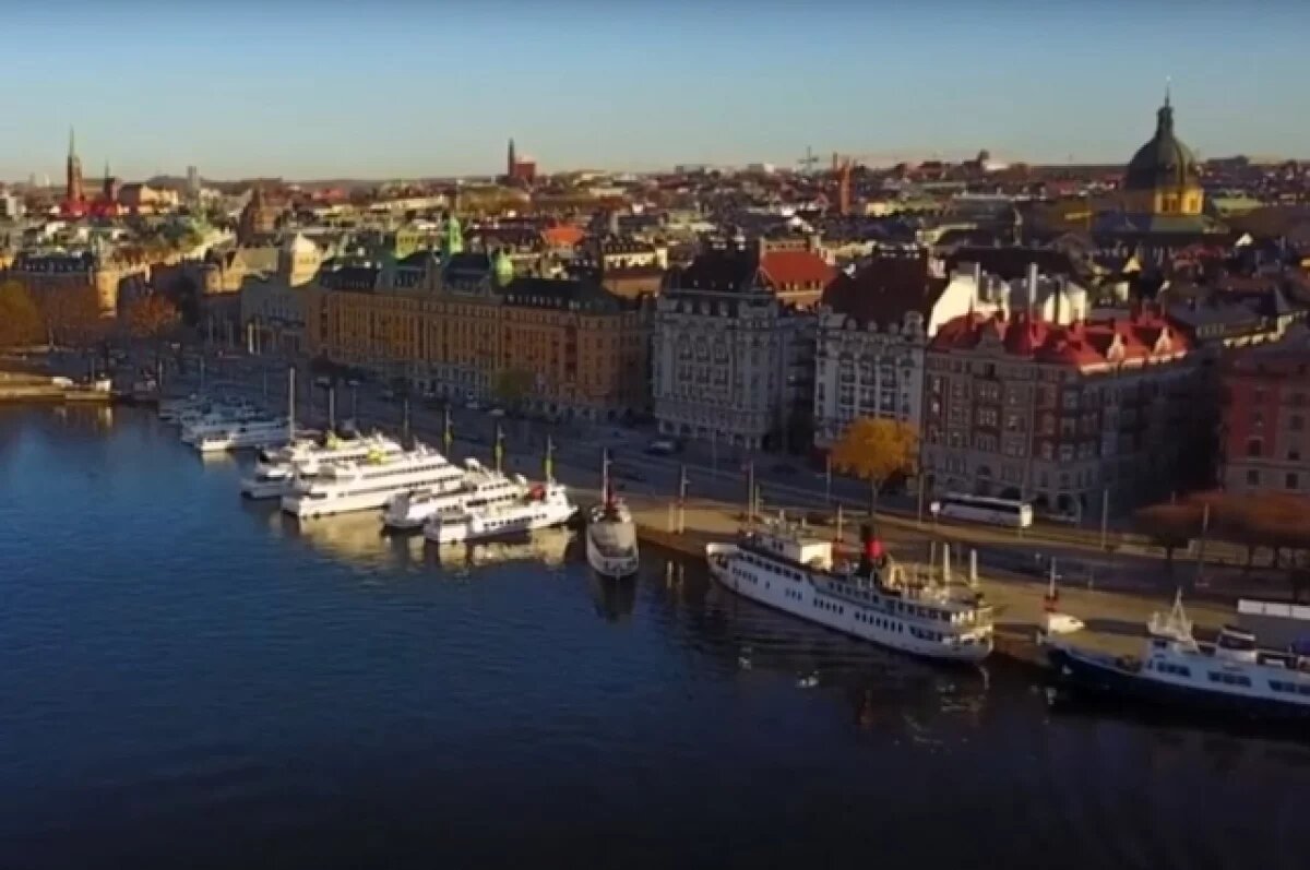    В Стокгольме солдат упал у королевского дворца и проткнул штыком голову