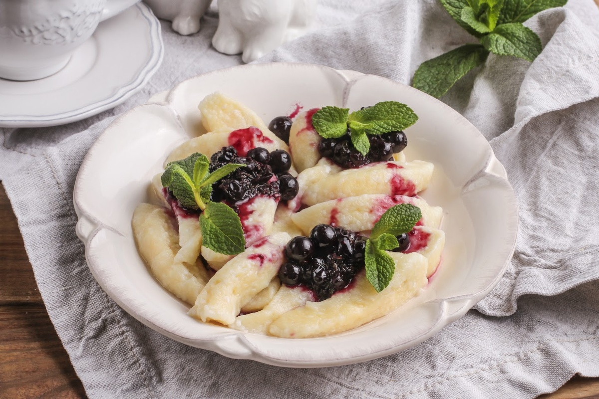Вареники с чёрной смородиной, творогом и мятой