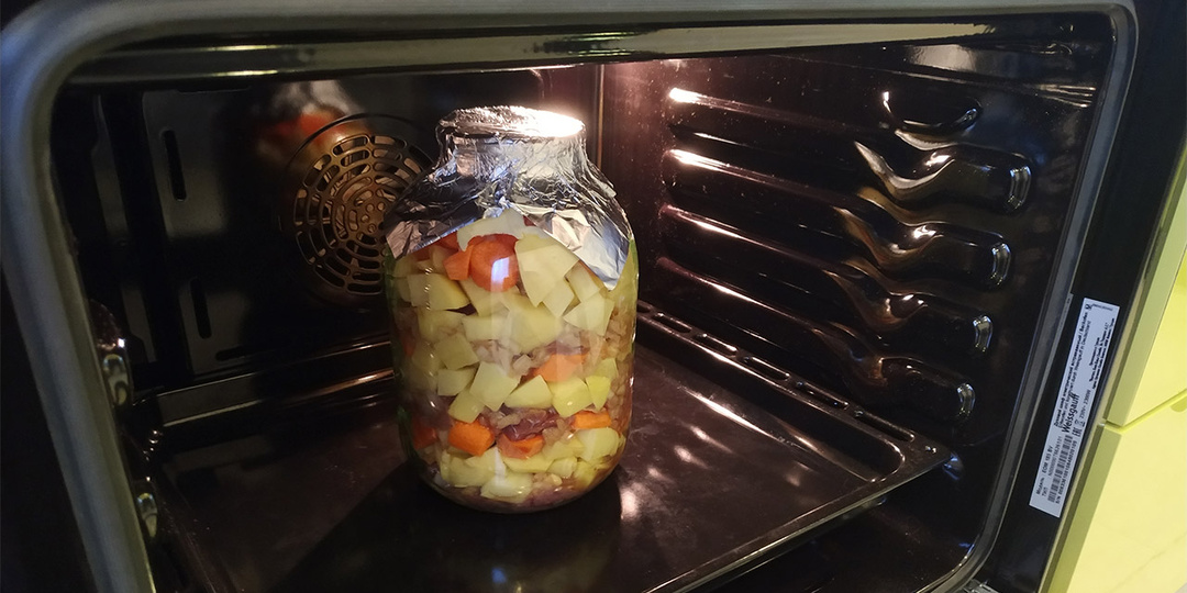 Вчера приготовила по этому рецепту: это безумно вкусно (мясо с картошкой нежнейшее, просто тает во рту, результатом довольны все)