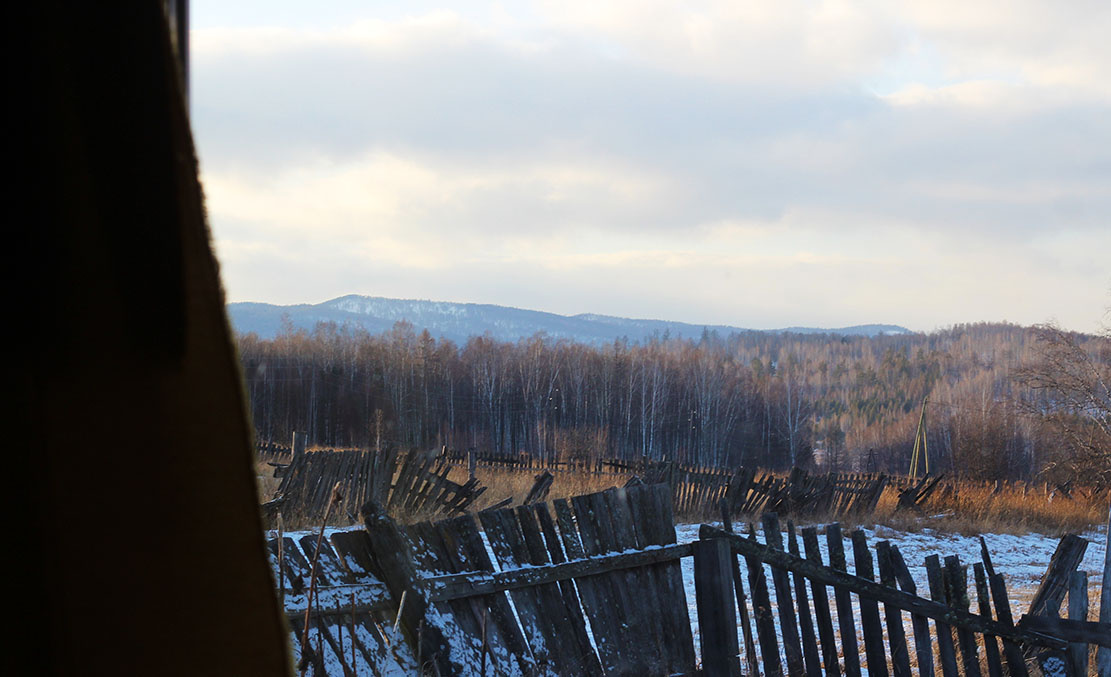 Дома ждал тот же пейзаж за окном, те же горы и тот же ледяной ветер.