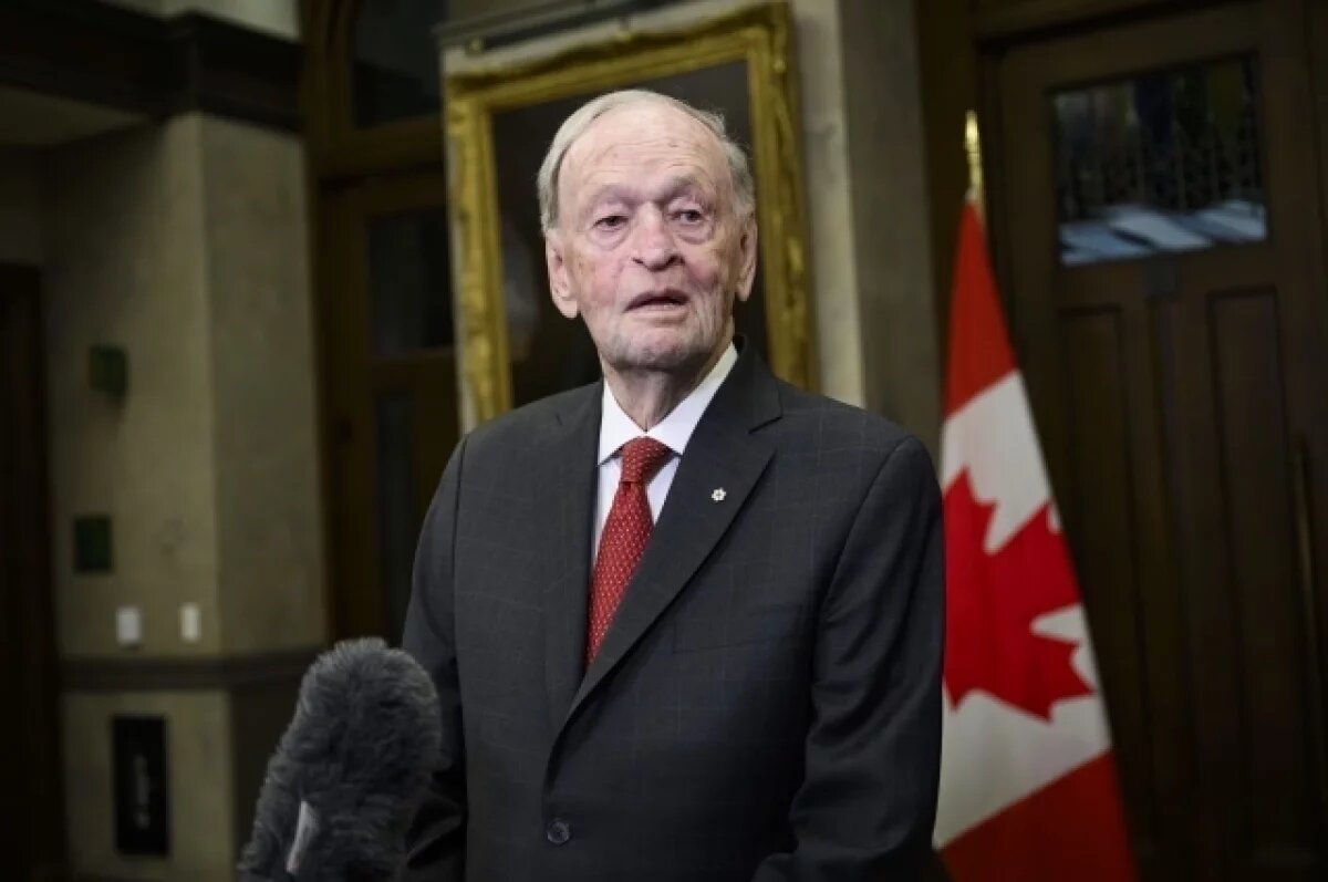    Экс-премьер Канады Кретьен призвал Трампа «как старик старика» опомниться