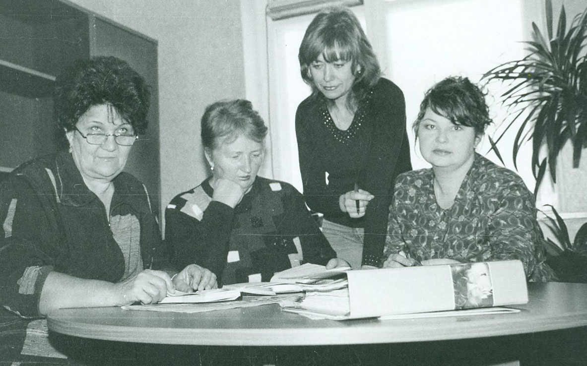    Нет ничего более незыблемого в журналистике, чем редакционная планерка. На творческом совещании, возглавляемом главным редактором Ириной Джизмалиди, корреспонденты Любовь Попова, Евгения Сердцева и ответственный секретарь Татьяна Чиркова после выхода каждого номера обсуждали следующий / фото из архива редакции