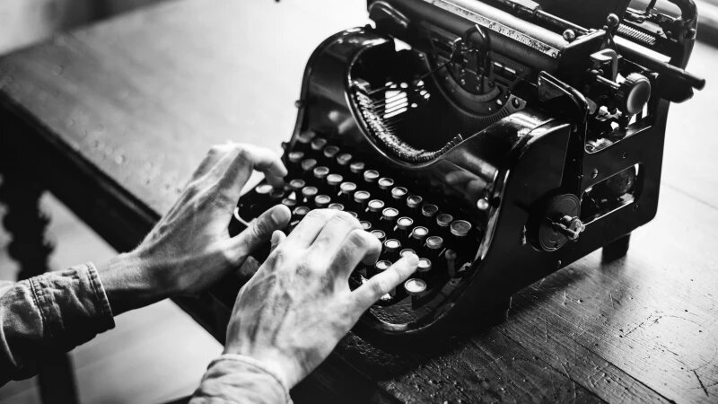     Мужчина печатает на печатной машинке. Фото: ru.freepik.com, автор rawpixel.com.