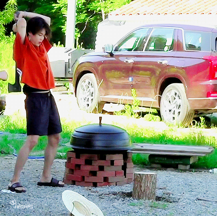 Ну что, нарублю дров для полевой кухни Чонгука ...