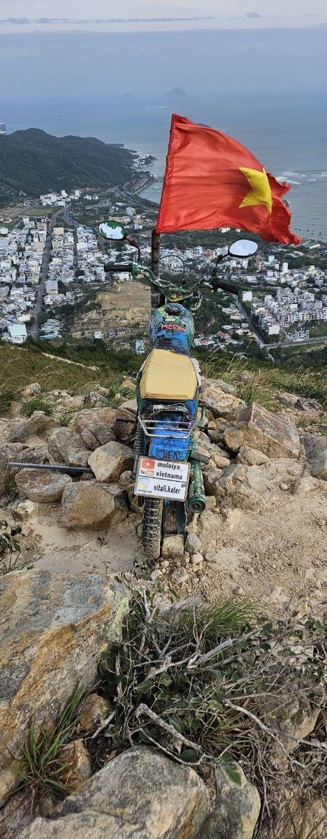 Интсаляция в виде разукрашенного мопеда на первой вершине