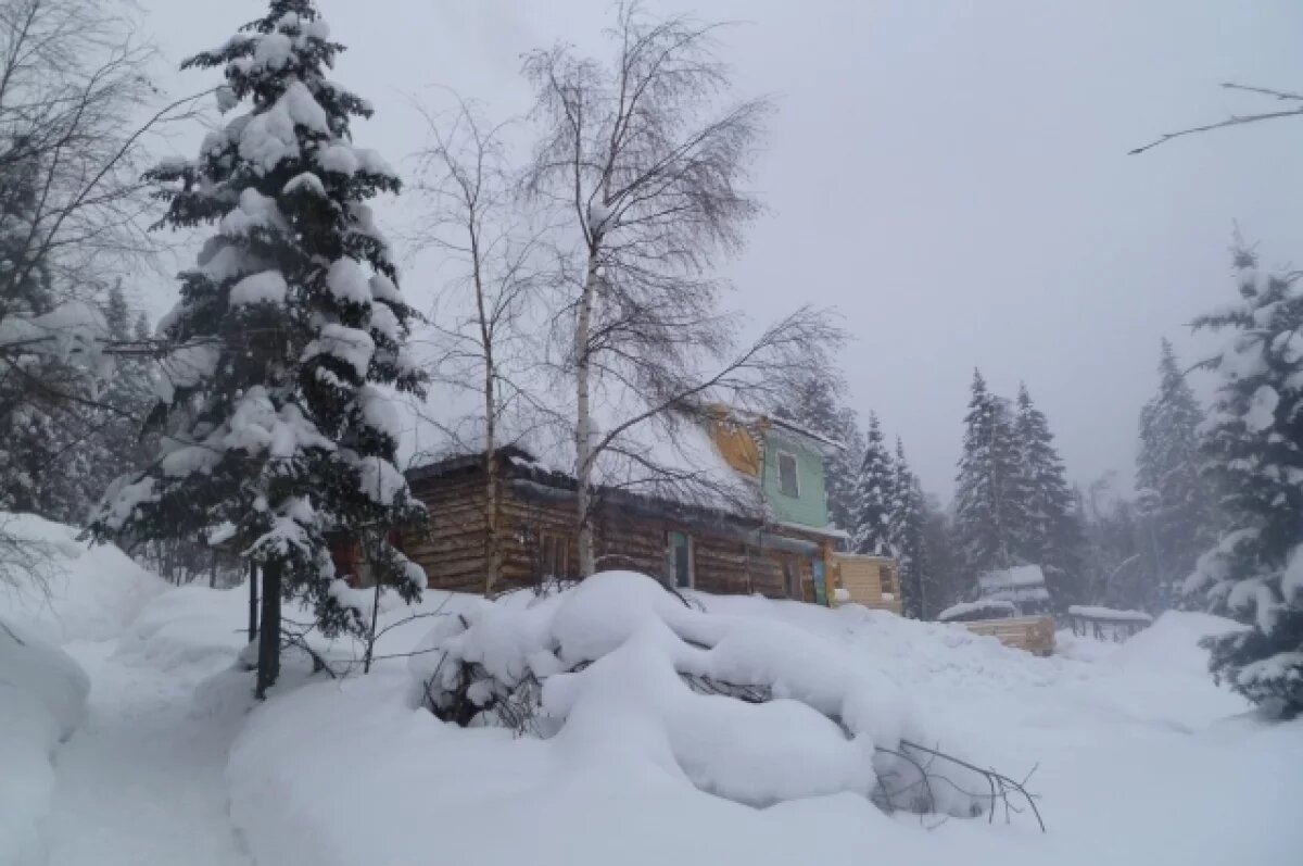    Спасённых туристов разместили на ближайшей базе