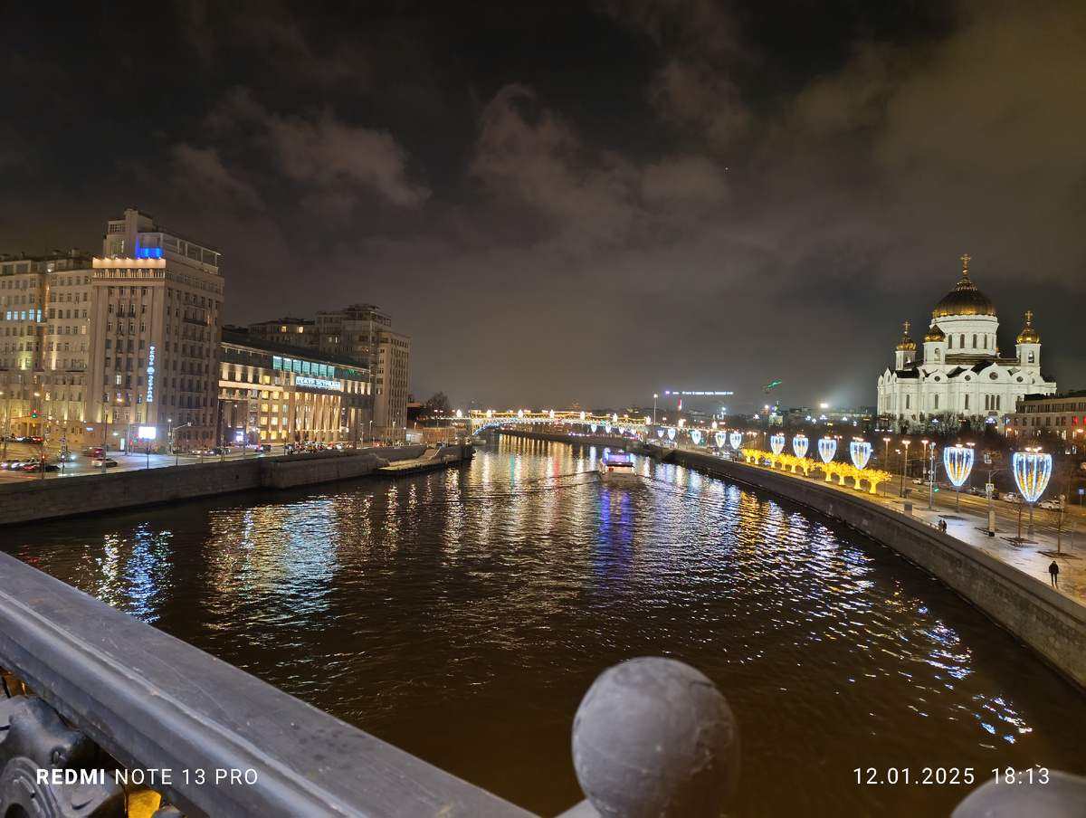 Пока мы в театр шли , настроение было супер, а вот атмосфера с тучками уже навевала
