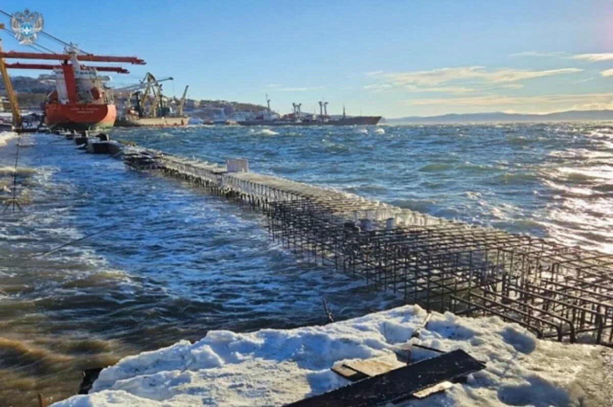    В морском порту Петропавловска продолжается ремонт 9 и 10 причалов