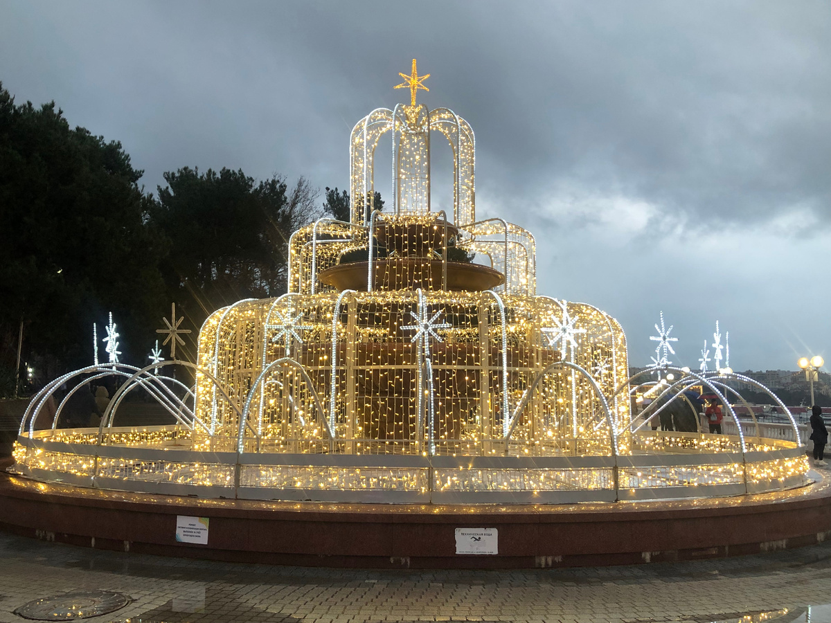 Вечерний фонтан в Геленджике на набережной.