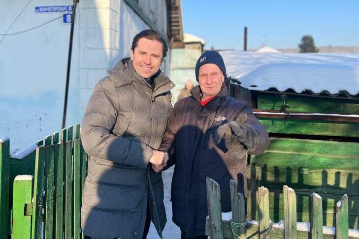    Депутат Александр Аксёненко передал пенсионерам продуктовые наборы и рождественские подарки.