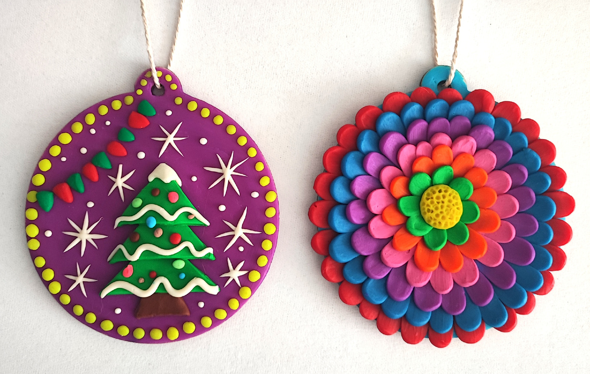 Готовый вариант подвесок  из пластилина на деревянных подвесках.