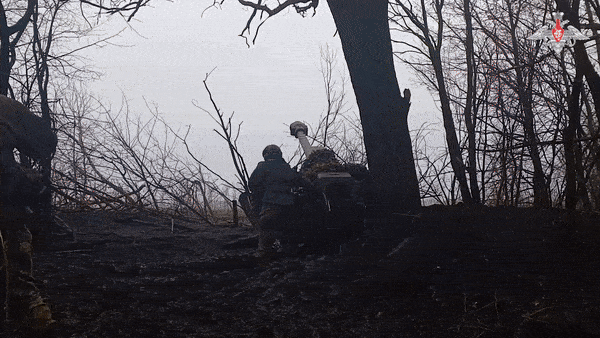    "Орудие - выстрел!" Наши артиллеристы, выполняющие задачи в приграничном районе Курской области, не знают отдыха//Видео с официального ТГ-канала Минобороны